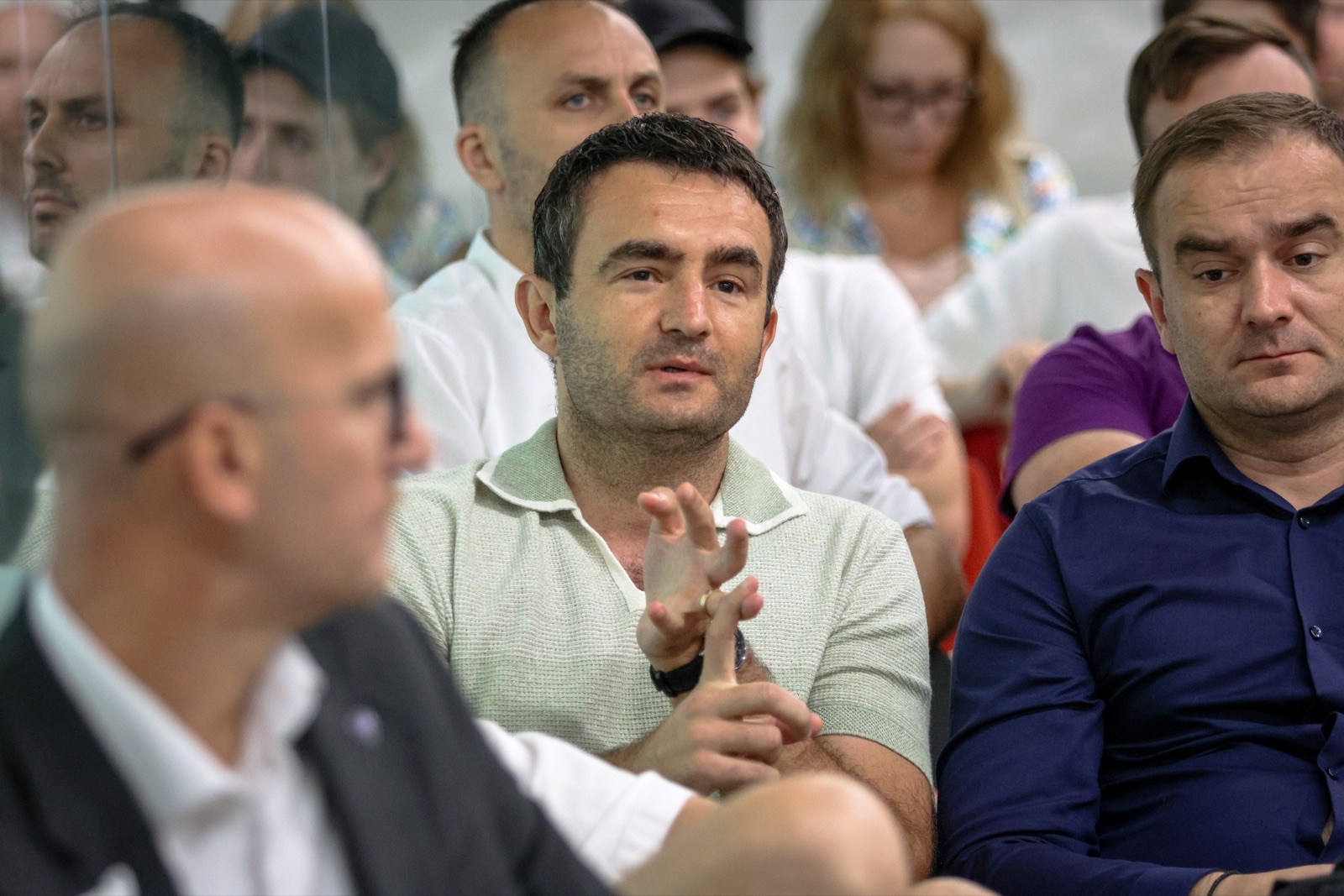 Participant adresând o întrebare în sală
