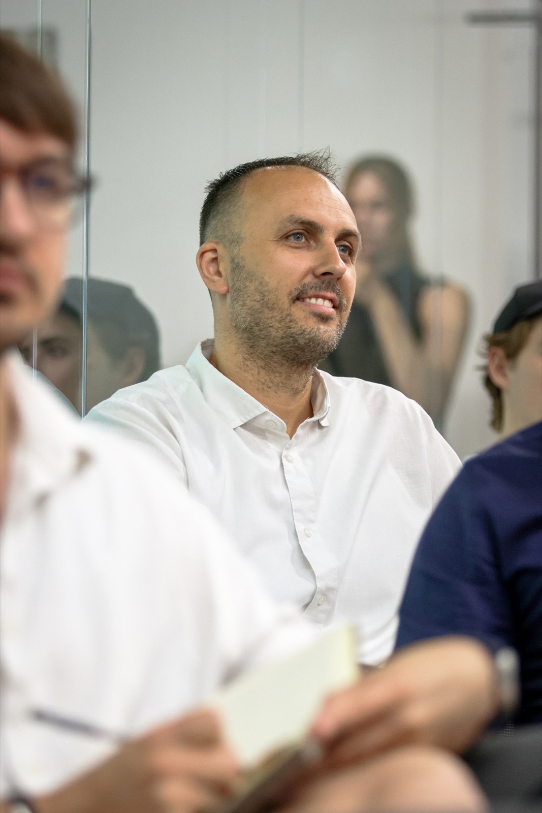 Participant implicat în discuție