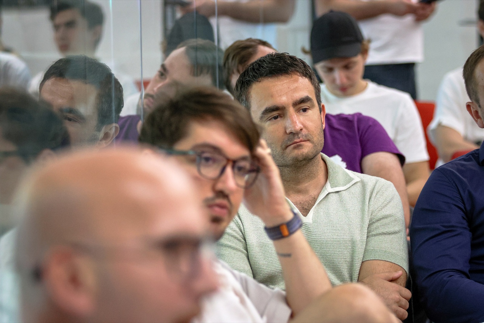 Participanți urmărind o intervenție