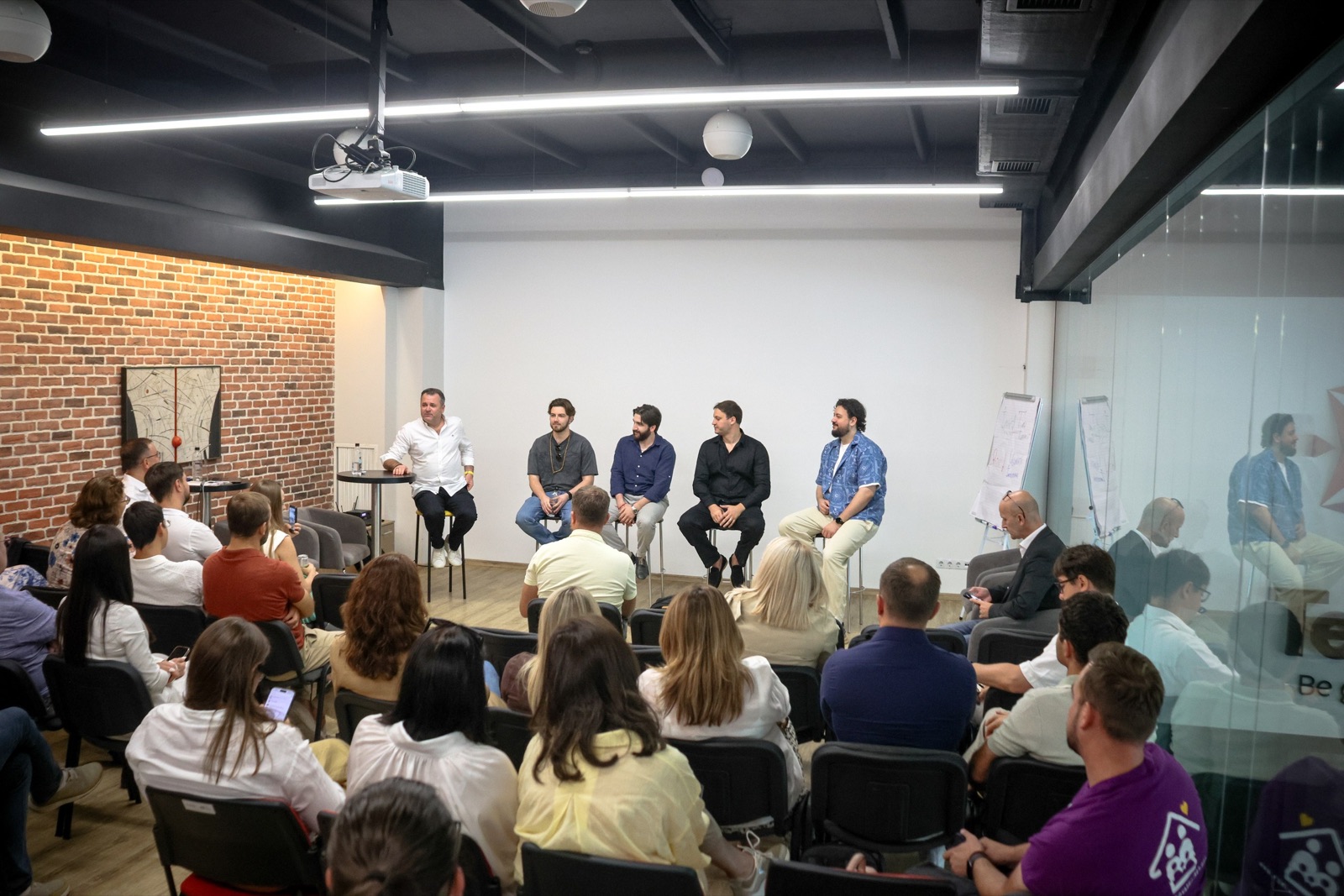 Panel de experți în fața publicului